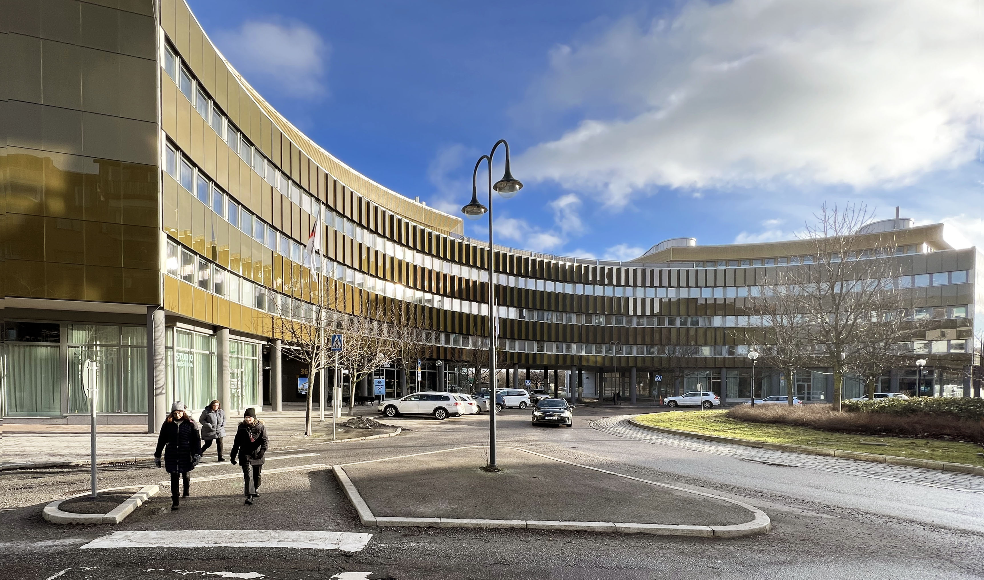 Soltech company Fasadsystem installs a golden solar façade in Solna