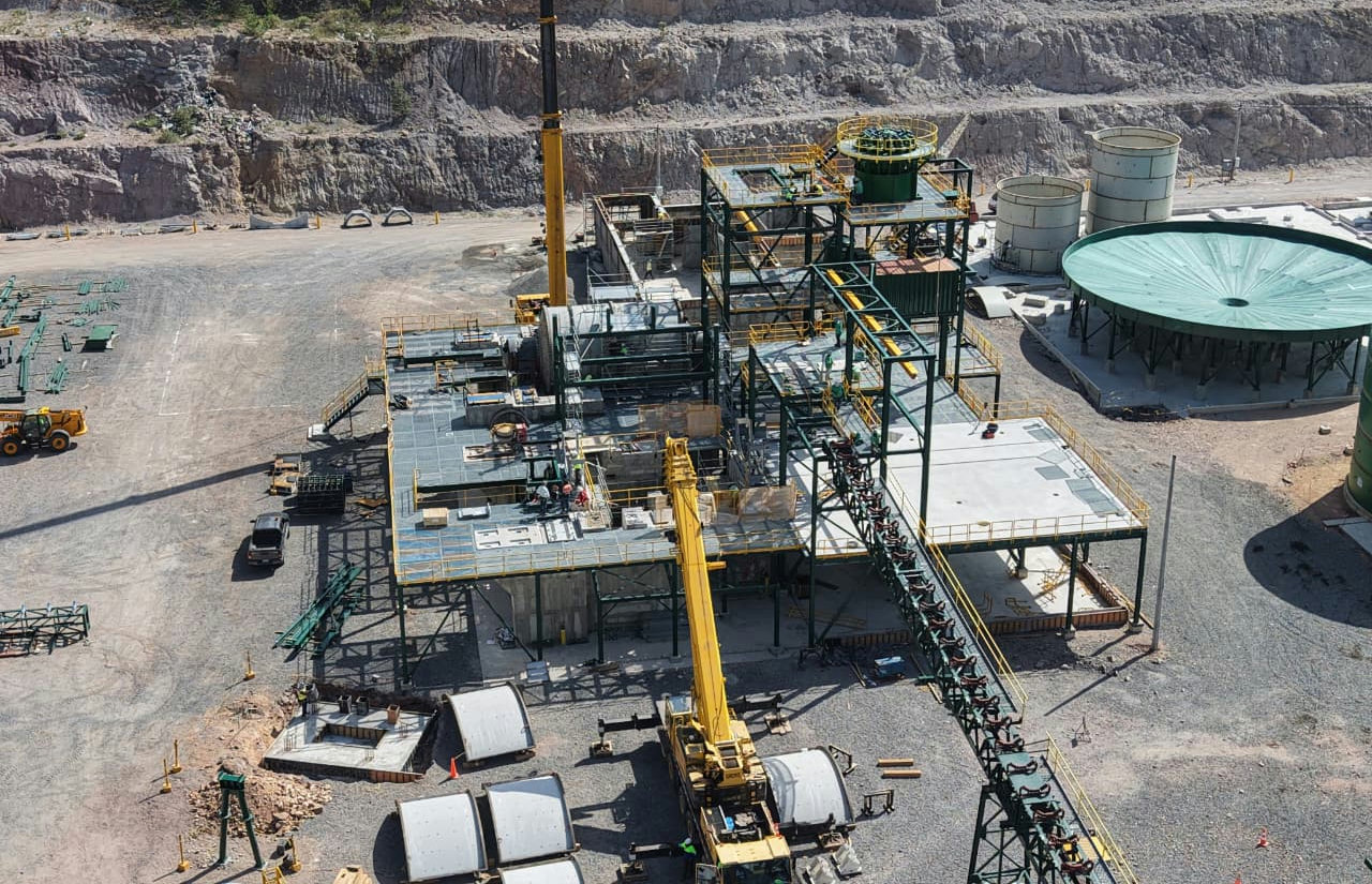 The image depicts an industrial oil extraction site with a complex array of machinery and equipment.

AI-generated content may be incorrect.